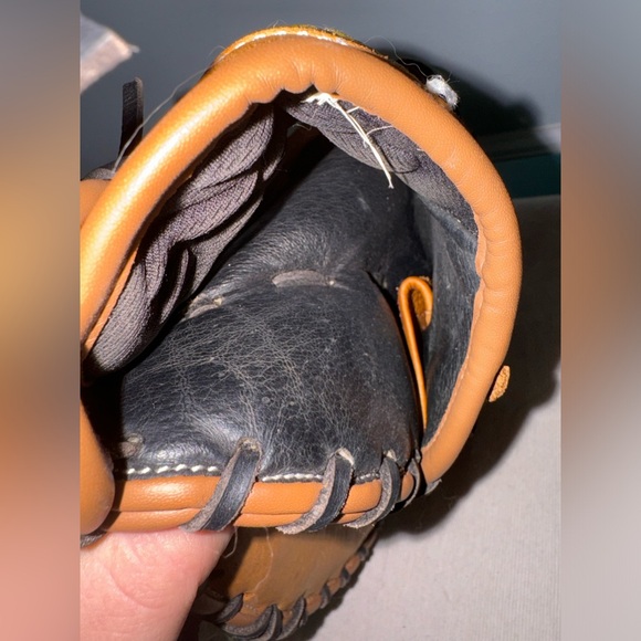 (SOLD!!)Wilson A950 12” First/third baseman glove - Picture 4 of 5